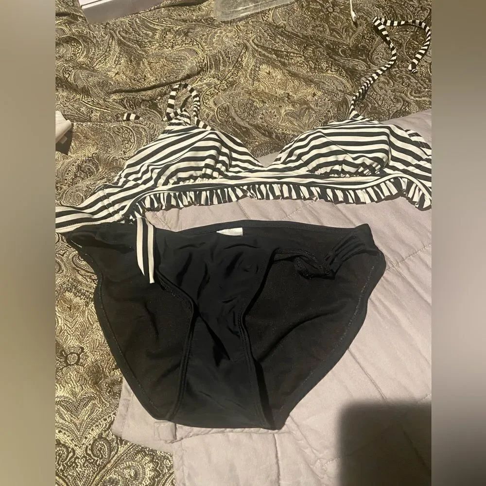 Old navy size large black and white bikini great condition see pics